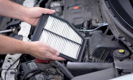 not-changing-air-filter-car mechanic placing new air filter in car